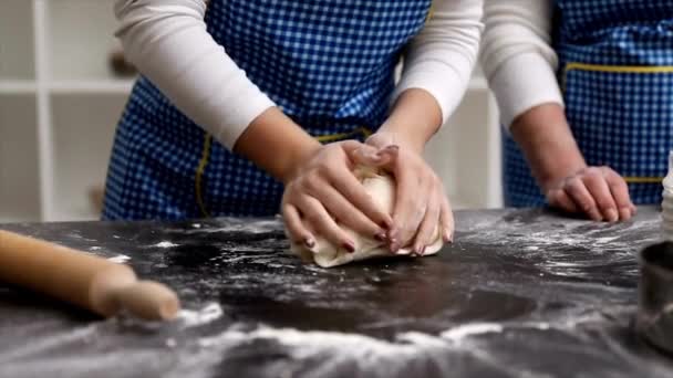 테이블느린 동작으로 제빵사가 빵집에서 반죽을 가까이 수있다 — 비디오