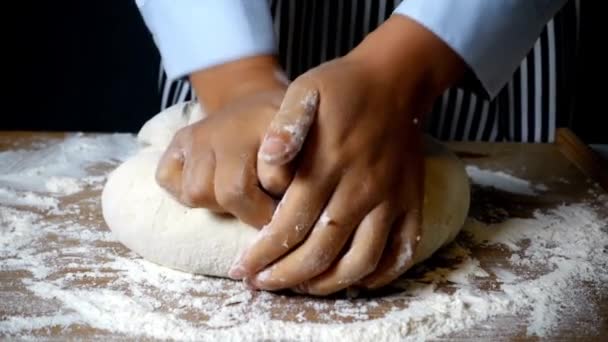 Chef Fazendo Pão Baker Amassar Farinha Massa Mesa Madeira Apreciando — Vídeo de Stock