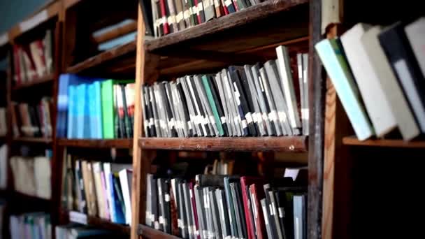 公共图书馆内部的旧书架有许多书籍和研究科学教育的现代书架 — 图库视频影像