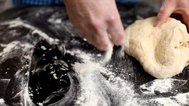 Хлібобулочні Вироби Руки Замішують Тісто Домашньої Хлібної Випічки Крупним Планом — стокове відео