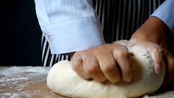 Chef Making Bread Baker Ugniatanie Mąki Ciasta Drewnianym Stole Korzystających — Wideo stockowe