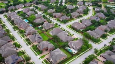 Modern yerleşim yeri boyunca evlerin havadan görünüşü evlerin üzerindeki muhteşem renkli manzara