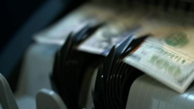 İş başarısı konsepti. Elektronik nakit sayma makinesi. 100 USD Kapanış Doları 'na karşılık banka otomatik ekipmanına para