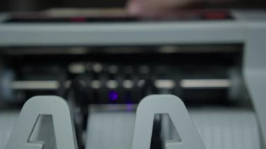 İş başarısı konsepti. Elektronik nakit sayma makinesi. 100 USD Kapanış Doları 'na karşılık banka otomatik ekipmanına para