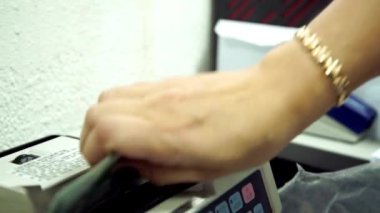 Bank Money Counting Machine 'in $100 ve $50' lık Amerikan para birimi ile modern sayma makinesi. Bankanın nakit para saymak için kullandığı otomatik ekipman