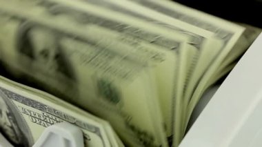 Bank Money Counting Machine 'in $100 ve $50' lık Amerikan para birimi ile modern sayma makinesi. Bankanın nakit para saymak için kullandığı otomatik ekipman