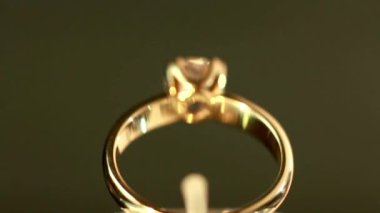 Mücevher ölçeğinde pırlanta alyanslar gerdanlık elmaslar güzel nişan yüzüğü, 4K HD altın zemin