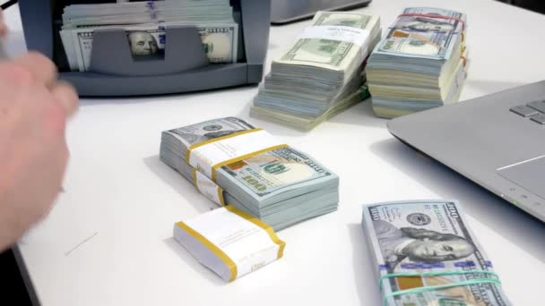 Χρήματα Καταμέτρηση Χαρτονομισμάτων Δολάρια Μηχανή Έρχονται Macro Πυροβόλησε Δολάρια Μετρητά — Αρχείο Βίντεο
