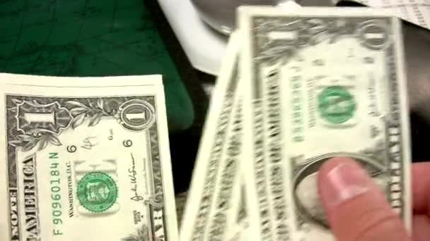 카운터 기계에서 지폐입니다 현금을 계산하는 검출기 현금으로 100 달러짜리 지폐를 — 비디오