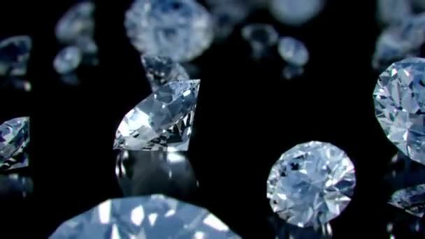 在黑色背景上旋转的闪闪发光的圆切割钻石巨片 宝石和钻石的闪闪发光旋转缓慢 — 图库视频影像