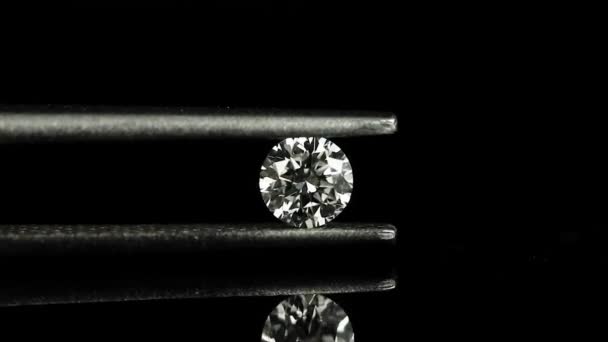 ピンセットの浅い深さのフィールドによって保持される顕微鏡の下でダイヤモンドの閉鎖 結婚式のコンセプト — ストック動画
