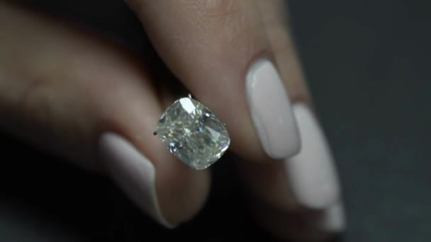 Nahaufnahme Von Diamanten Unter Dem Mikroskop Mit Einer Pinzette Flache — Stockvideo