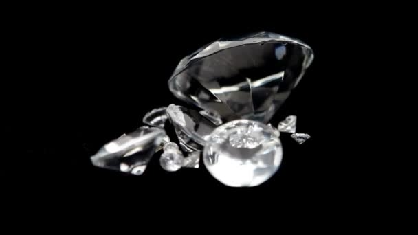 黒の背景に隔離されたダイヤモンドを閉じます美しい大規模なクリスタルクリアラウンドカットダイヤモンドシームレスループ4K — ストック動画