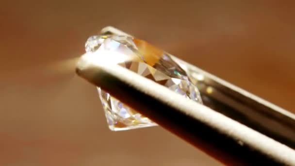 Nahaufnahme Von Diamanten Unter Dem Mikroskop Mit Einer Pinzette Flache — Stockvideo