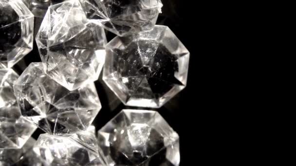 Diamant Auf Schwarzem Hintergrund Kamera Gleitet Langsam Über Diamanten Oder — Stockvideo
