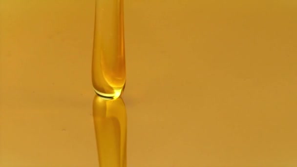 蜂蜜を注ぐ黄色の黄金の背景に隔離された 液体濃い蜂蜜暗い背景の上に滴下 シロップを流れる 健康食品コンセプトダイエットHd — ストック動画