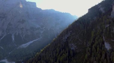 Ormanın ve Dağların Hava Çekimi gökyüzü çizgisi mavi doğa arka planına sahip