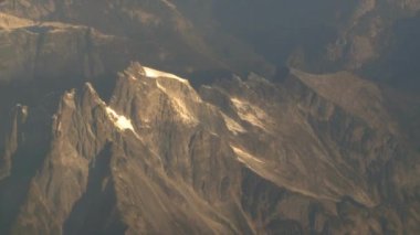 Gün batımında Alps dağlarında mükemmel bir dağ manzarası. Dağlar, zirveler, uçurumlar, kayalar, tepeler, manzaralar,