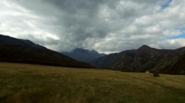 Gün batımında Alps dağlarında mükemmel bir dağ manzarası. Dağlar, zirveler, uçurumlar, kayalar, tepeler, manzaralar,