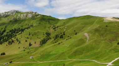 Orman manzaralı yeşil tepe dağı ve mavi gökyüzü manzaralı çam ağaçları ormanı dağ vadisi 4k HD 'yi gözler önüne seriyor.