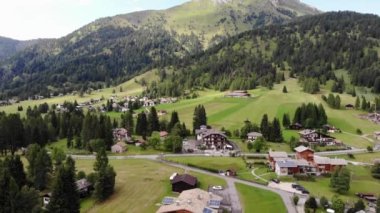 Dağlarda ve mavi gökyüzünde yeşil yaylalarda konaklayan geniş otlaklar İtalya yüksek dağ insansız hava aracı manzarası