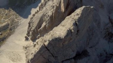 Dağlardaki dağ sırtı sersemletici havası Alpler kar ve kayalık zirve rotası dağlık arazi 4k HD manzara
