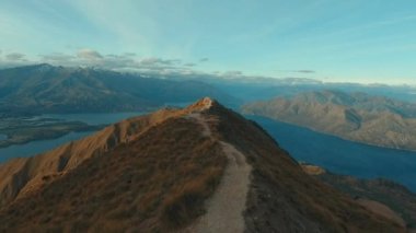 Dik kaya dağları, uç noktalarda uçar. Batı Venezuela kanyonu. Afrika yüksek karası.