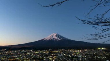Kar tepe noktasında Fuji Dağı Japonya seyahati. Şehir manzaralı uzun hafta sonu zirvesi.