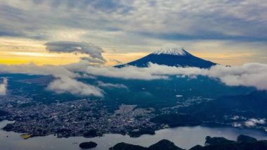 Kar tepe noktasında Fuji Dağı Japonya seyahati. Şehir manzaralı uzun bir hafta sonu zirvesi. 