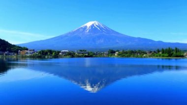 Fuji Dağı, Japonya 'nın güzel Timelapse Gölü' nün 4k. Gündüz Sahnesi 'ndeki görüntüleri. Fuji Kış sezonunda