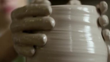 Çömlekçi kil çarkıfeleğini kapatın. Diy pot çanak çömlek atölyesi el işi seramik kalıp HD