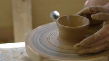 Çömlekçi, seramik ürün şairanesi HD yaparken vazoyu çevirirken el kullanır