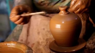 Potter, çömlekçilikte Clay 'le çalışıyor. Geleneksel el yapımı el yapımı HD.