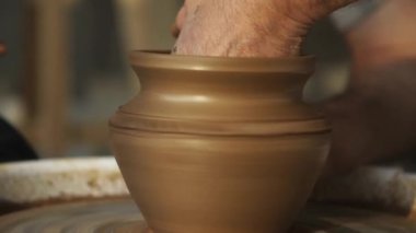 Çömlekçi ellerinin çömlekçi atölyesindeki seramik üretim süreci Kil ürünü HD yapıyor