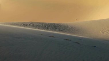 Yolculuk güzergahı Sahara Çölü, Libya Afrika manzaralı güneş gezisi, 4k HD