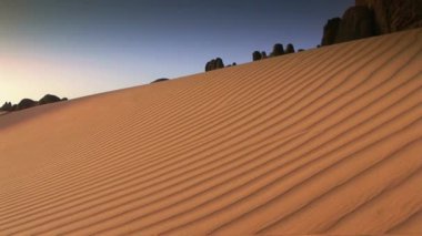 Yolculuk güzergahı Sahara Çölü, Libya Afrika manzaralı güneş gezisi, 4k HD