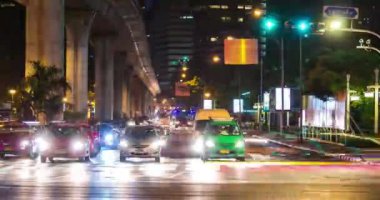 Şehir karayolu trafiği... 4K büyük şehir... yaya yolu... şehir yolu... şehir yolu... ışık yolu... şehir otoyolu... şehir merkezi...