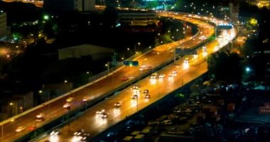 4K HD zaman aşımı ve gece toplu taşıma kavramı ile yol geçen insanlar Hiperlapse sinematik şehir
