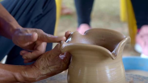 Homme Roue Poterie Faire Bol Argile Céramique Avec Intérieur Romantique — Video