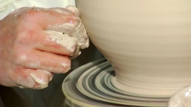 Закрытие Гончарного Круга Изготовляющего Керамическую Посуду Ручной Работы Изготовление Формы — стоковое видео