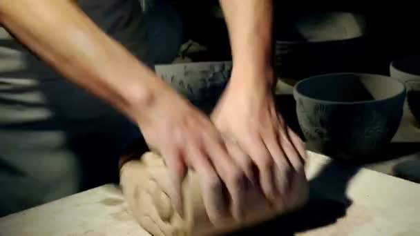 陶工车间生产的符合传统Hd工艺要求的特写陶瓷罐或塑料制品 — 图库视频影像