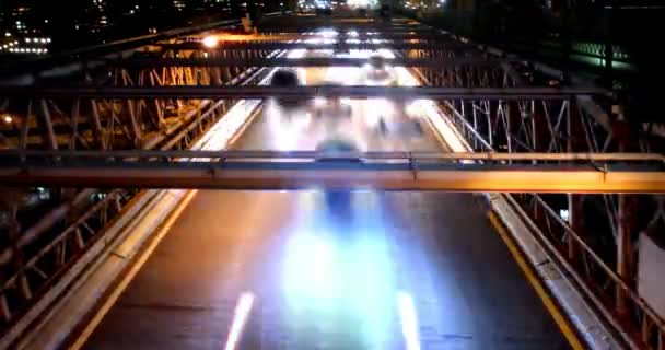 4K高清交通的时滞和人们在夜间穿越马路公共交通的概念通勤者超驰电影城 — 图库视频影像
