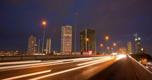 繁忙的城市道路在繁忙的繁忙时间内的时滞 夜间快速行驶的高速公路交通 显示车辆上有轻微的车痕4K — 图库视频影像