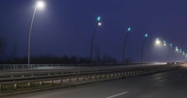 Otoyol trafiğinin yoğun olduğu saatte arabaları hareket ettiriyor. Trafik sıkışık. UHD, 4K zaman aşımı belgesi HD