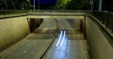 Şehirdeki trafik kavşağı zaman aşımına uğradı. Gece lambası caddesi kavşağı New York şehri HD 'de.
