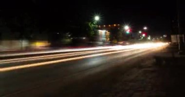 4K UHD Trafik Zaman Çizelgesi İş çıkışı trafiğinin yoğun olduğu saat sokak otoyol görüntüsü