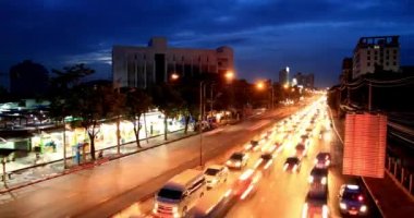 4K UHD Trafik Zaman Çizelgesi İş çıkışı trafiğinin yoğun olduğu saat sokak otoyol görüntüsü