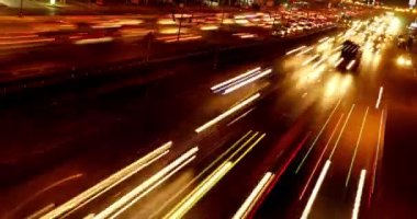 Trafiğin yoğun olduğu saatlerde otoyolun zaman aşımına uğraması gece hızlı giden otoban trafiği 4K ışık çizgili arabaları gösteriyor