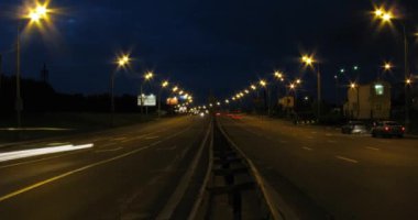 Şehir merkezinde gece vakti araba trafiği hızlandırılmış hızlandırılmış hızlandırılmış trafik trafiği trafiğinin yoğun olduğu saatte 4k HD