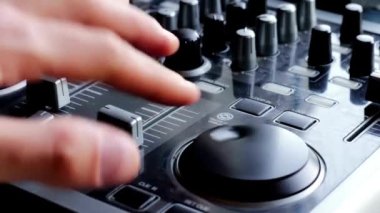 Profesyonel ses karıştırıcı konsolunu düğmeler ve ev yapımı müzik masasıyla ayarlıyorum.